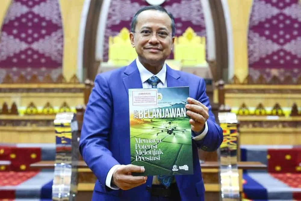 Ahmad Samsuri memegang buku Belanjawan 2026 yang dibentangkan pada Mesyuarat Ketiga Penggal Ketiga Persidangan DUN Terengganu ke-15 di Wisma Darul Iman, pada Isnin.