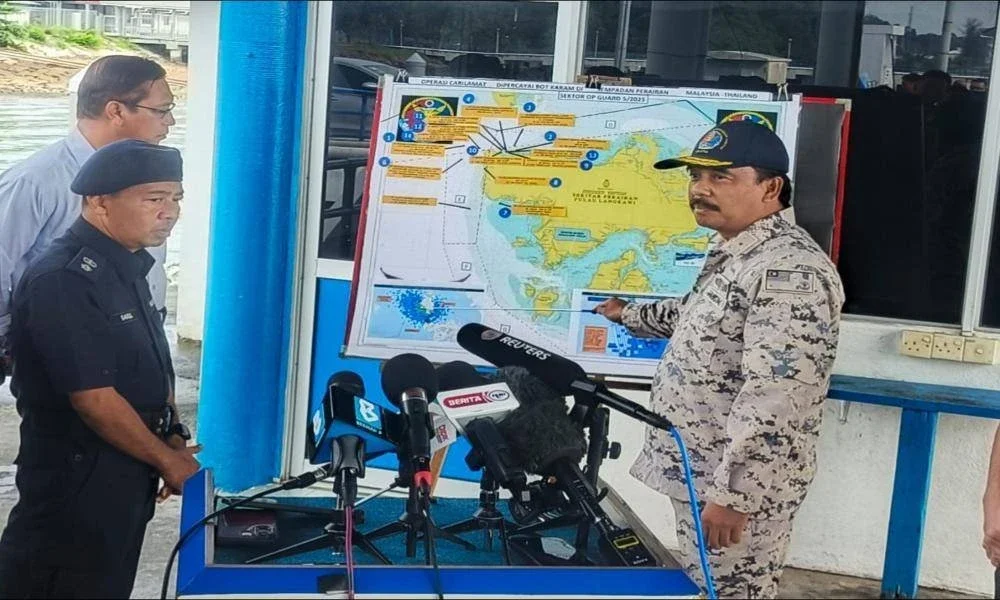 Romli (kanan) ketika sidang akhbar di Jeti Maritim Bukit Malut, Langkawi pada Isnin. 