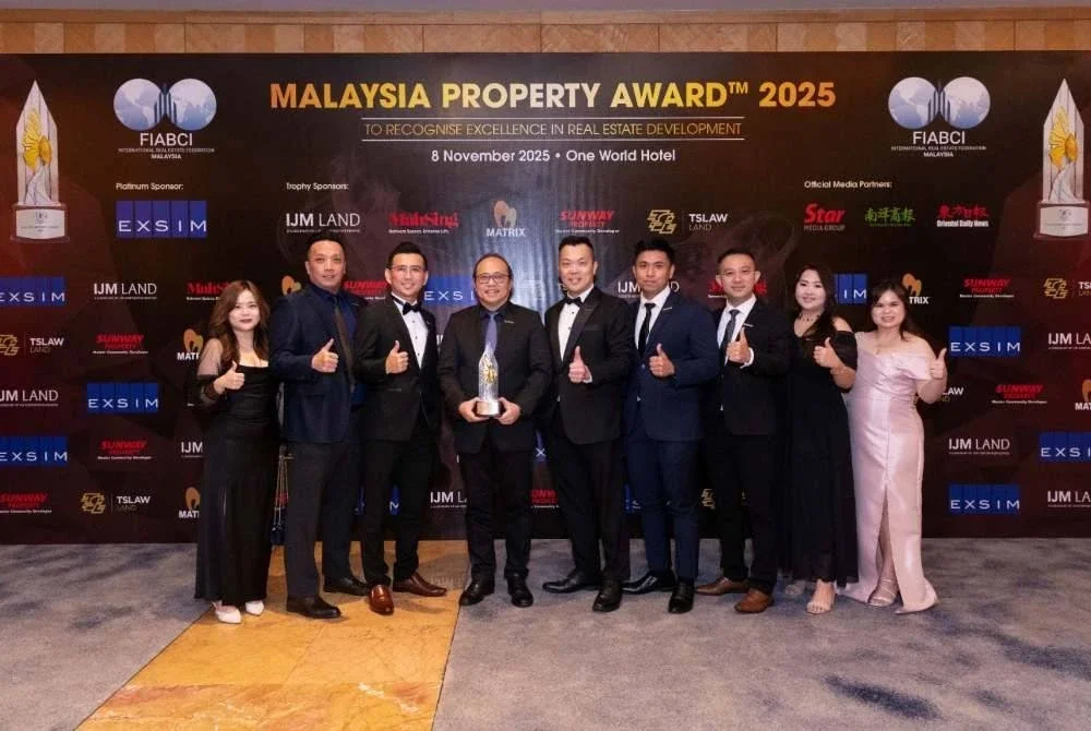 Chee Seng (empat dari kiri) bersama pasukan di sebalik kejayaan SkyAwani 5 Residences dinobatkan Anugerah FIABCI-Malaysia Property Award 2025.