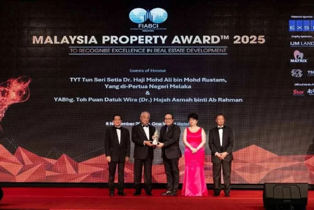 Chee Seng (tengah) menerima Anugerah FIABCI-Malaysia Property Award 2025 yang disampaikan Yang Dipertua Negeri Melaka Ali Mohd Rustam pada majlis penganugerahan berprestij itu baru-baru ini.
