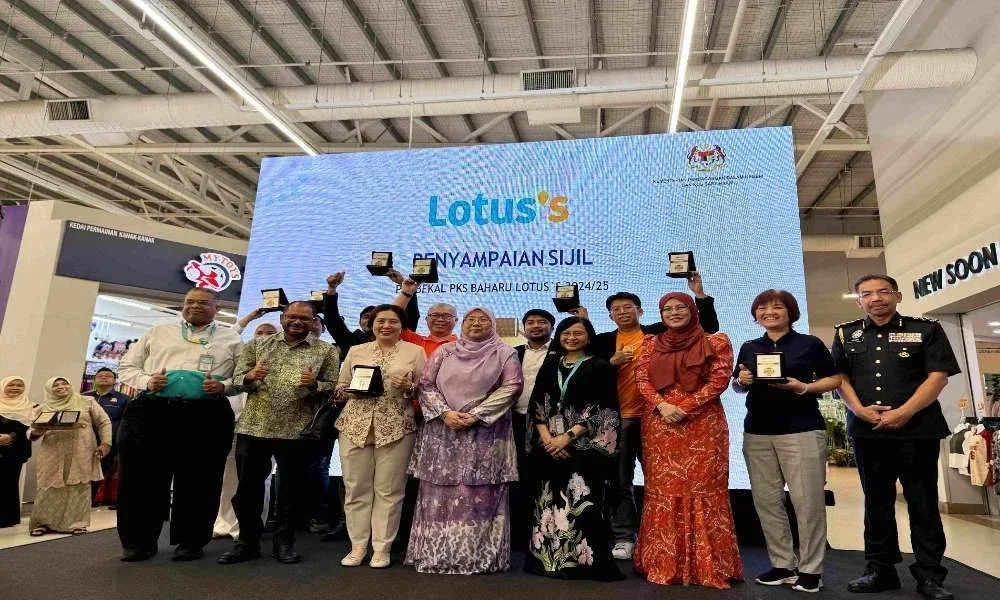 Lotus’s Malaysia beri pengiktirafan kepada beberapa pembekal PMKS berprestasi tinggi atas kecemerlangan perkhidmatan dan prestasi jualan sebagai galakan kepada usahawan tempatan