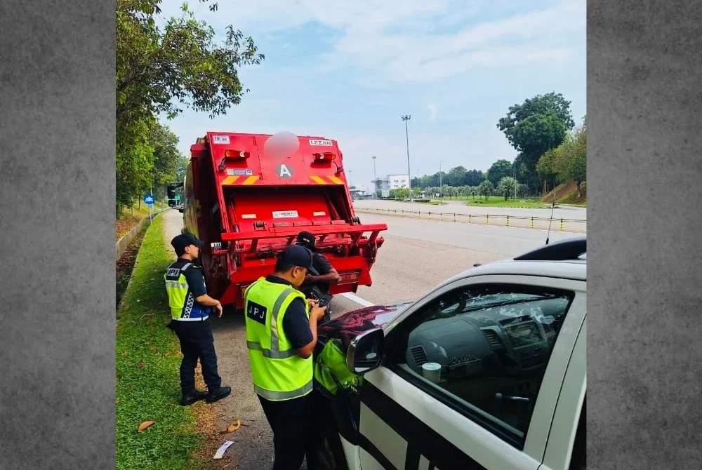 Anggota JPJ menahan sebuah lori sampah yang dipandu lelaki etnik Rohingya di Plaza Tol Sungai Balak, Kajang pada Ahad. Foto: JPJ SELANGOR