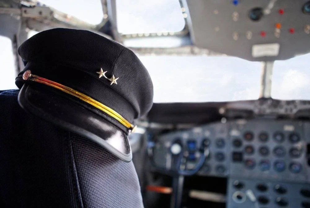 PEJABAT Mufti Wilayah Persekutuan menyediakan panduan kepada pramugari dan kru penerbangan agar mereka juga dapat mengamalkan ajaran Islam walaupun ketika bertugas di udara. Foto Canva