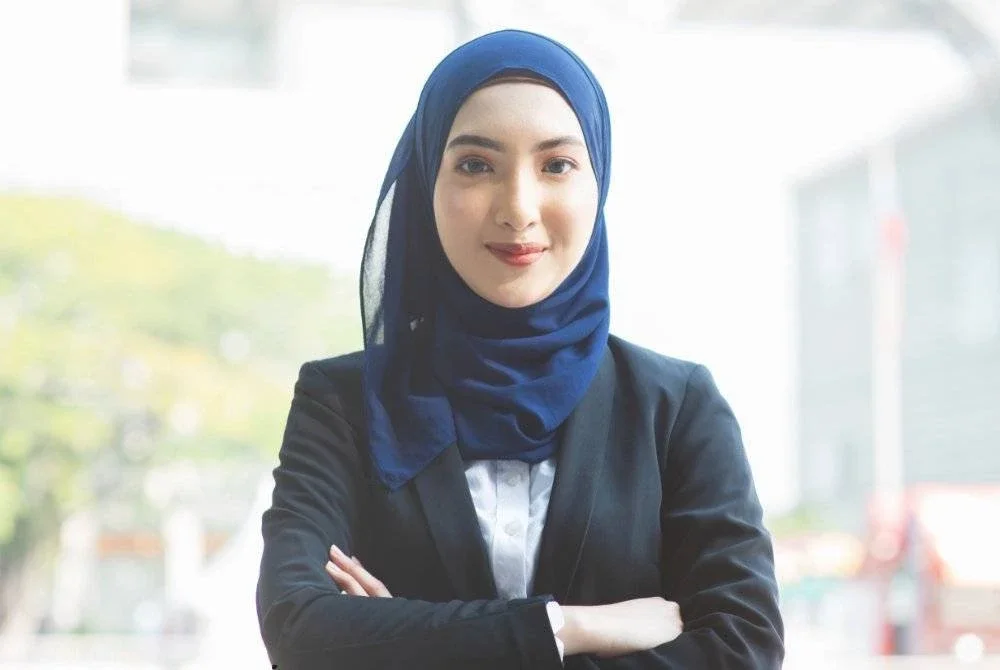 PRAMUGARI beragama Islam sepatutnya dibenarkan untuk menutup aurat dengan sempurna ketika bertugas dan tidak dilibatkan dengan arak. Foto Canva