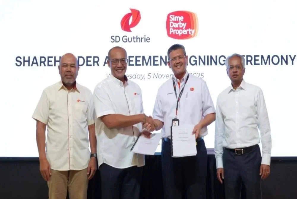 (Dari kiri) Pengarah Urusan Kumpulan SD Guthrie, Datuk Mohamad Helmy Othman Basha; Timbalan Pengarah Urusan Kumpulan SD Guthrie, Mohd Haris Mohd Arshad; Pengarah Urusan Pembangunan Hartanah Sime Darby Property, Datuk Mohd Sohimin Mohd Alayedin; dan Pengarah Urusan Kumpulan merangkap Ketua Pegawai Eksekutif Sime Darby Property, Datuk Seri Azmir Merican di majlis menandatangani perjanjian pemegang saham.