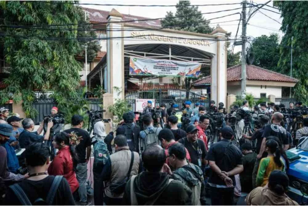 Unit khas antikeganasan Indonesia, Densus 88 mendedahkan bahawa suspek dalam insiden letupan di SMAN 72 Jakarta Utara pada Jumaat lalu didapati membawa tujuh bahan letupan.