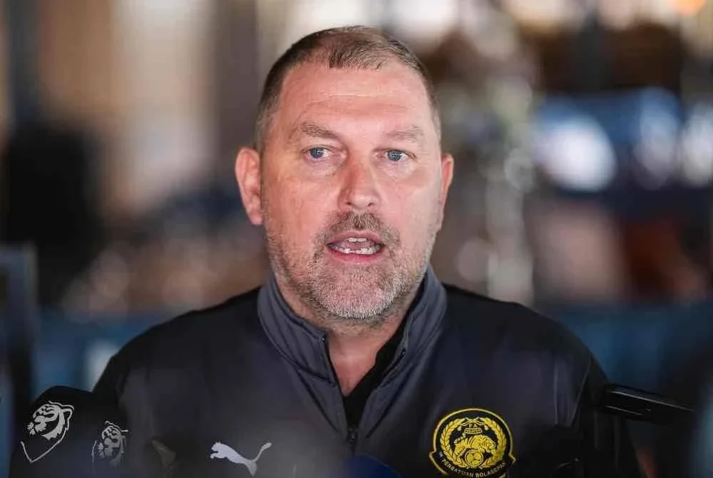 Ketua Jurulatih Harimau Malaya, Peter Cklamovski, bercakap pada sidang media menjelang perlawanan menentang Nepal dalam aksi kelima Kumpulan F pusingan kelayakan Piala Asia 2027 di Stadium Nasional Bukit Jalil pada 18 November, di Hotel Hyatt Place Bukit Jalil, pada Isnin. Foto Bernama