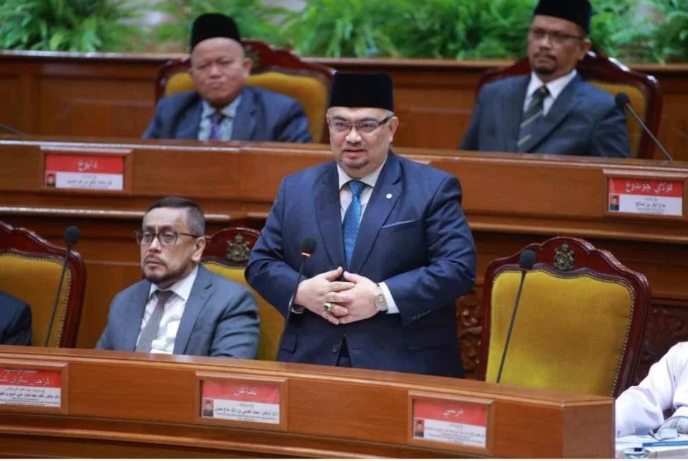 Dr Mohamed Fadzli ketika mengumumkan rakyat Kelantan dibenarkan mendulang emas dengan lesen khas.