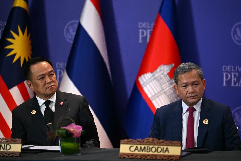 Perdana Menteri Kemboja, Hun Manet (kanan) dan Perdana Menteri Thailand, Anutin Charnvirakul (kiri) pada majlis menandatangani perjanjian gencatan senjata sempena Sidang Kemuncak ASEAN ke-47 di Kuala Lumpur. Foto AFP