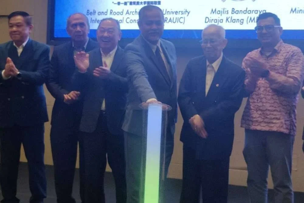 Abd Hamid (tiga dari kanan) menyempurnakan simbolik perasmian pada Majlis MoU dan MoA antara UTAR dan Kumpulan Acmar di sini pada Isnin.