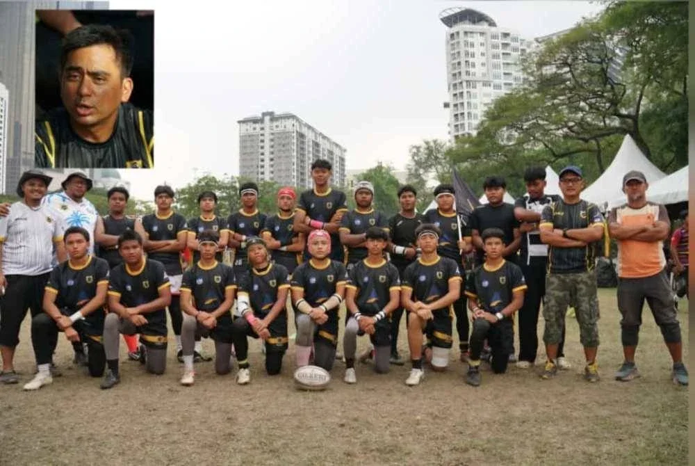 Pasukan Cobra Blacks B15 bersama jurulatih, Fakhrulakmal Alias (dua kanan) dan Saiful Azwan Baderi (kanan) selepas Kejohanan Ragbi C10s Mini, Petaling Jaya, GAMBAR KECIL: Aldillan. FOTO KREDIT: JAVIERISM TUBOKA