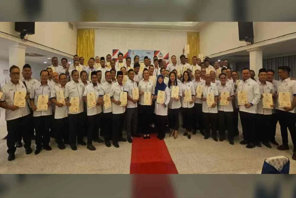 Sebahagian calon PIS yang menerima watikah pencalonan di Penampang.