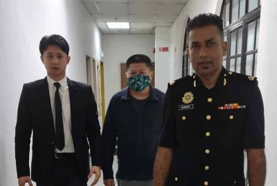 Chen Zhenlong (tengah) mengaku bersalah atas pertuduhan memperdaya Jabatan Alam Sekitar (JAS) Johor membabitkan pembelian empat kontena yang bukan dilakukan syarikat miliknya, tiga tahun lalu. - Foto SPRM Johor