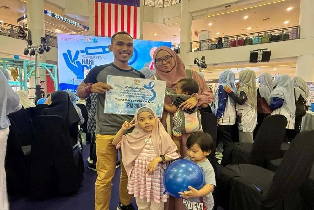 Nurul Hamizan disamping isteri dan anak-anak.