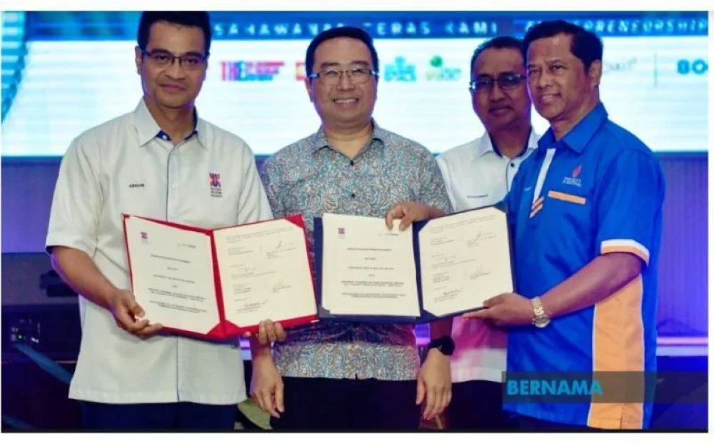 Lih Kang (dua dari kiri) menyaksikan pertukaran dokumen Memorandum Perjanjian antara Naib Canselor Universiti Malaysia Kelantan (UMK), Profesor Datuk Dr Arham Abdullah (kiri) dengan Presiden IMedikel Pharma Holding Berhad, Yusmat Mamat (kanan) pada Majlis Perasmian Penutup Festival Idea 2025 Peringkat Negeri Kelantan (FOI @ Kelantan) di UMK Kampus Bachok, Kelantan pada 14 Oktober lepas.