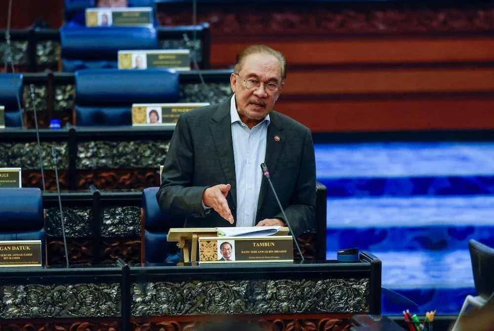 Anwar Ibrahim ketika sesi pertanyaan bagi jawab lisan pada Mesyuarat Ketiga Penggal Ketiga, Majlis Parlimen ke-15 Dewan Rakyat di Bangunan Parlimen pada Selasa.- Foto: Bernama
