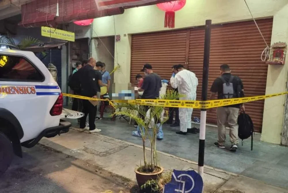 Seorang lelaki ditemui mati disyaki dibunuh di tangga sebuah rumah kedai di kawasan Pusat Bandar Puchong, Khamis lalu.