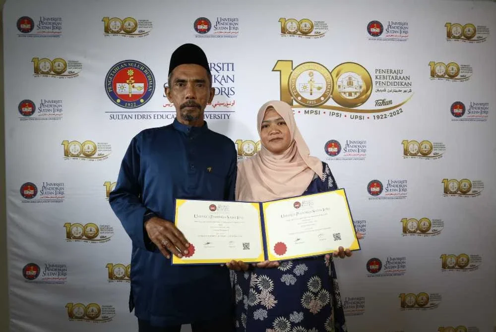 Fadli (kiri) dan Norhasliza menunjukkan ijazah yang diterima secara anumerta.