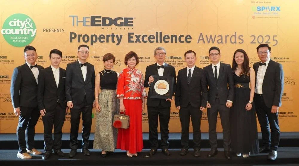 Lim Hock San (tengah) meraikan detik penuh penghormatan ini bersama tulang belakang kejayaan beliau, Puan Seri Karen Wang, diiringi oleh Datuk Cynthia Lim (empat dari kiri) dan Datuk Seri Barry Lim (empat dari kanan); Shany Lim (dua dari kanan), Isaac Lim (tiga dari kanan) dan Lucas Lim (tiga dari kiri); serta wakil daripada pasukan pengurusan LBS.
