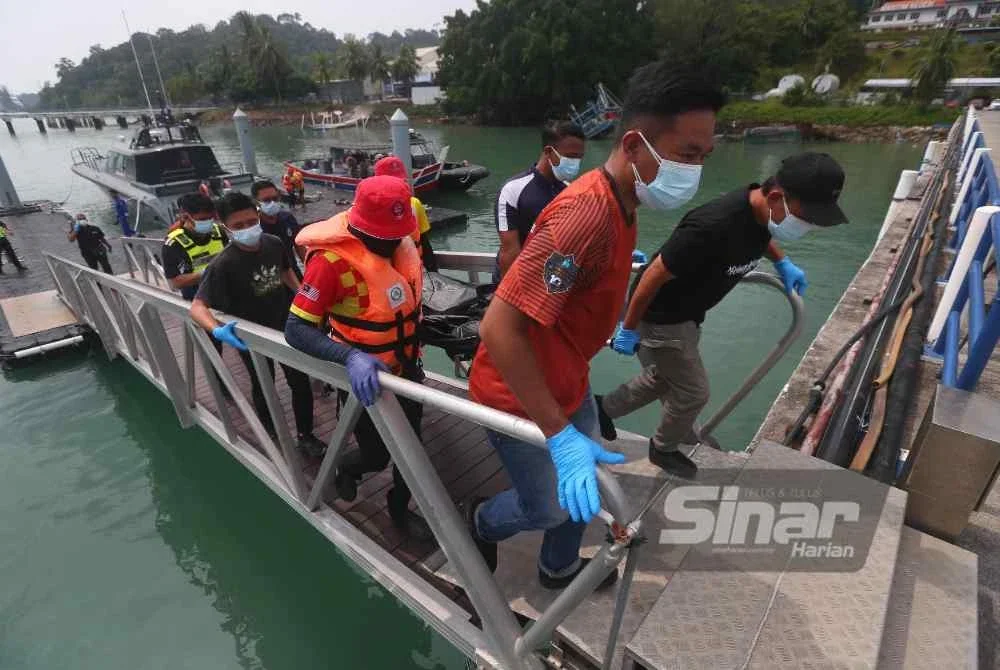 Pihak berkuasa mengangkat mayat mangsa bot karam di perairan sempadan Malaysia–Thailand.