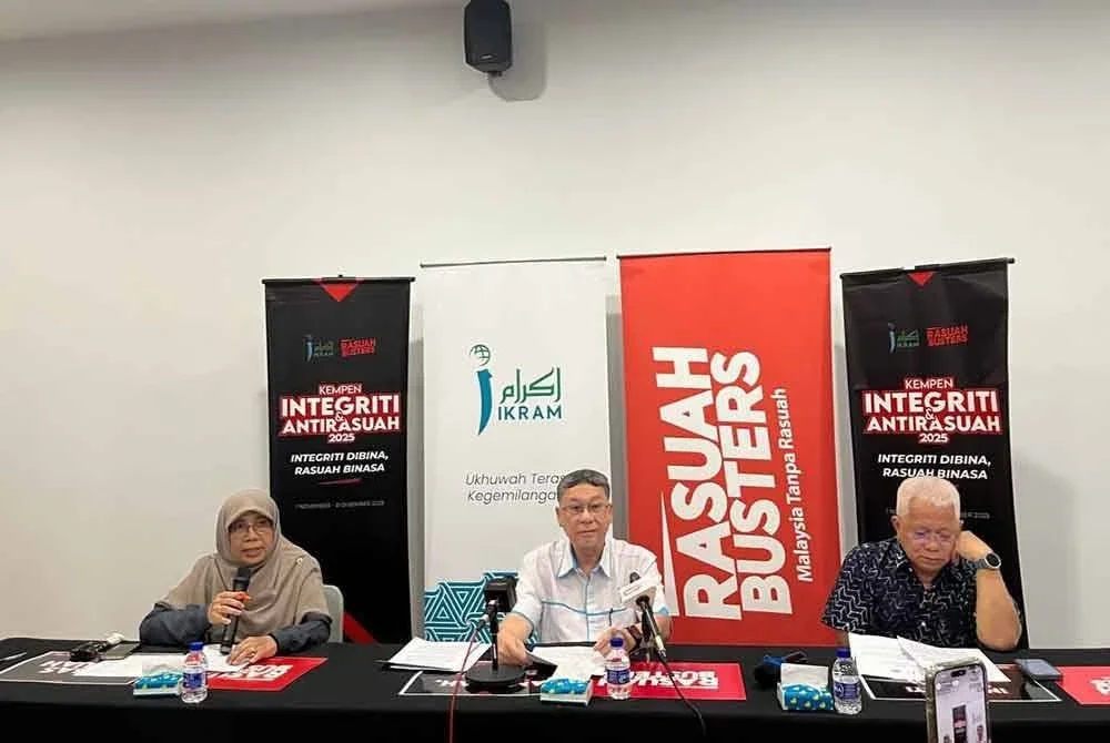 Badlishah Sham (lima, kanan) bersama Hussamuddin ketika Sidang Media KIAR 2025 di Pejabat IKRAM, Putrajaya pada Selasa.