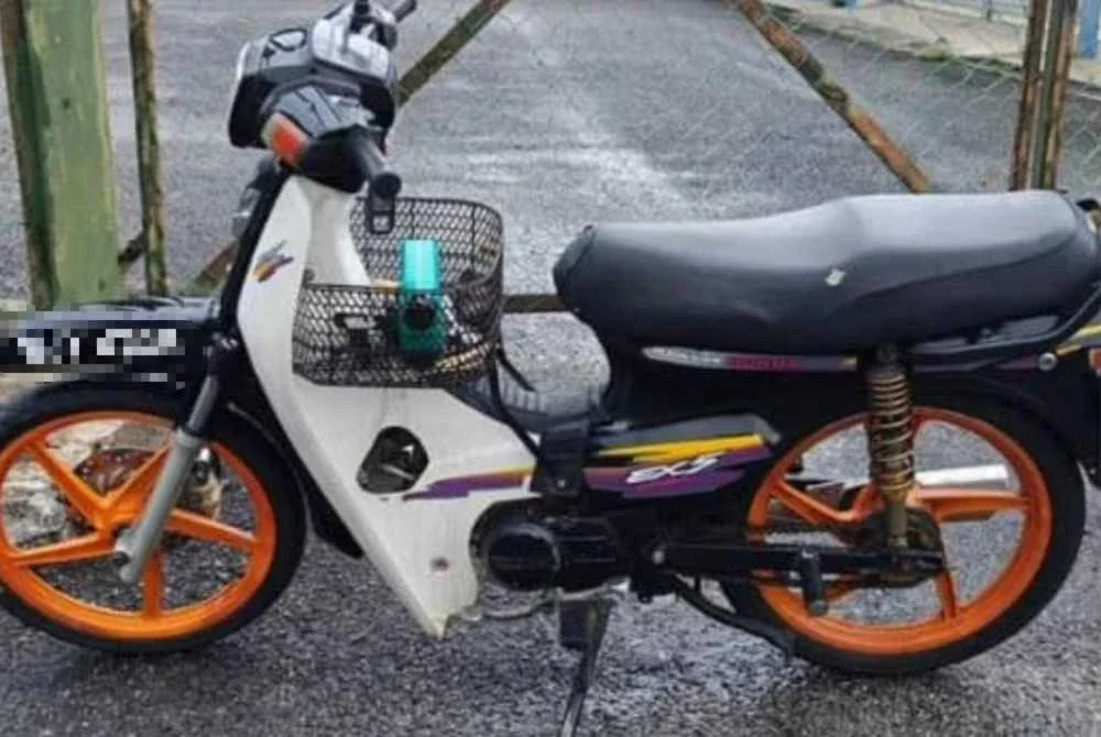 Motosikal suspek turut dirampas.