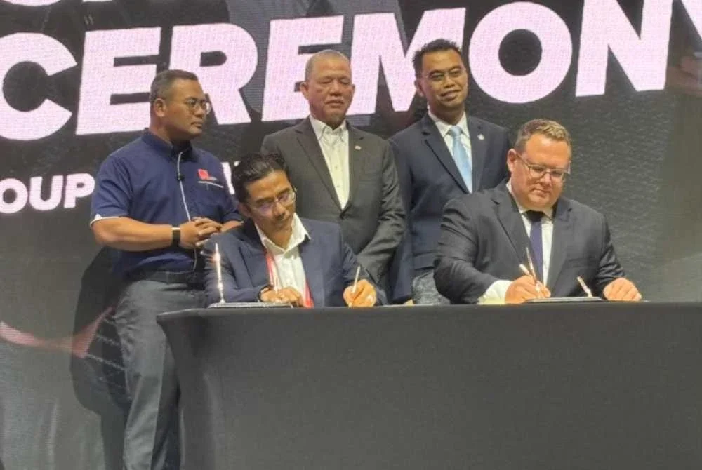 Dr Harizal (dua dari kiri) menandatangani MoU bersama wakil BMW Group Malaysia sempena Selangor Techsphere Summit 2025 di Kuala Lumpur.