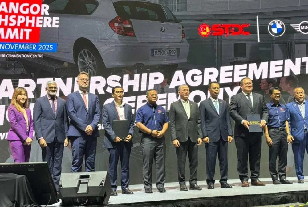 Fadillah (lima dari kanan) dan Amirudin (lima dari kiri) bersama delegasi lain selepas majlis menandatangani MoU sempena Selangor Techsphere Summit 2025.