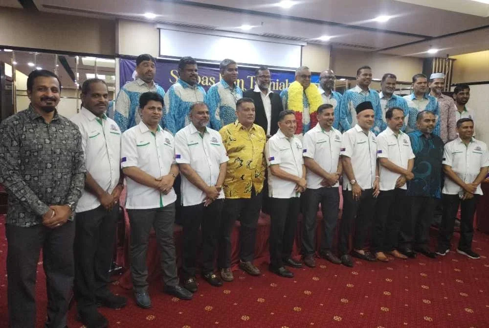 Mohamed Mohsin (belakang, tujuh dari kanan) bersama pimpinan Presma pada majlis berkenaan.