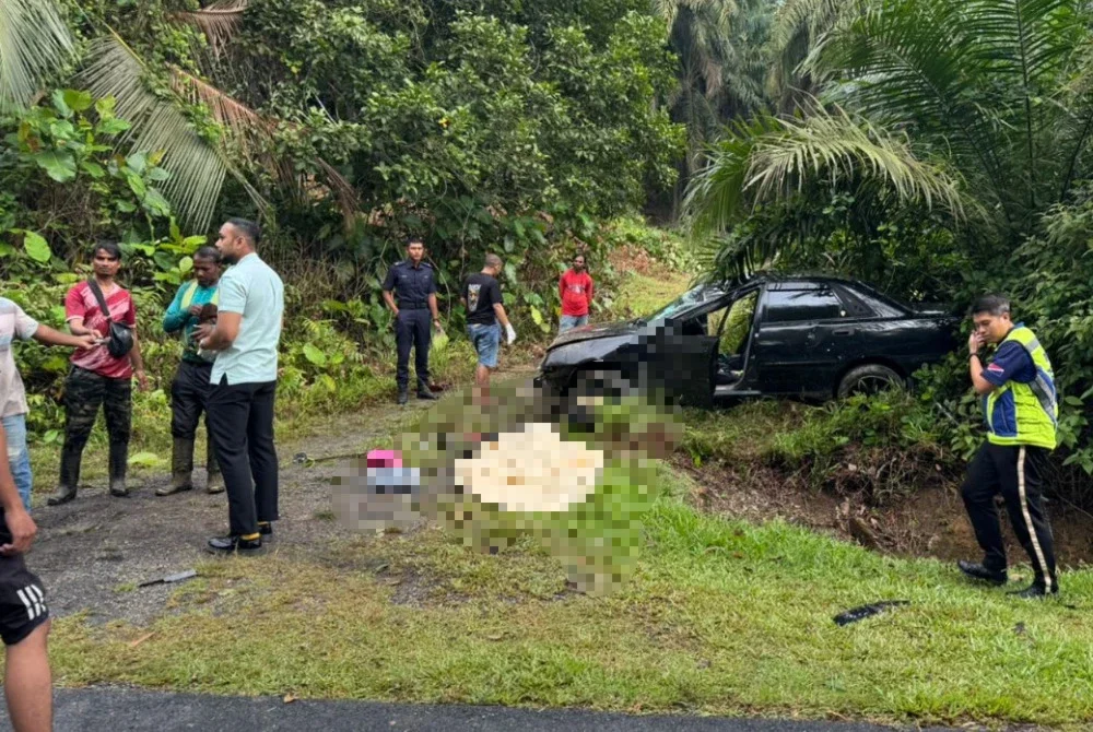 Seorang pemotong rumput maut dilanggar kereta yang cuba mengelak haiwan melintas di Kilometer 52.5 Jalan Rengit-Kota Tinggi pada Selasa.Foto IPD Kota Tinggi