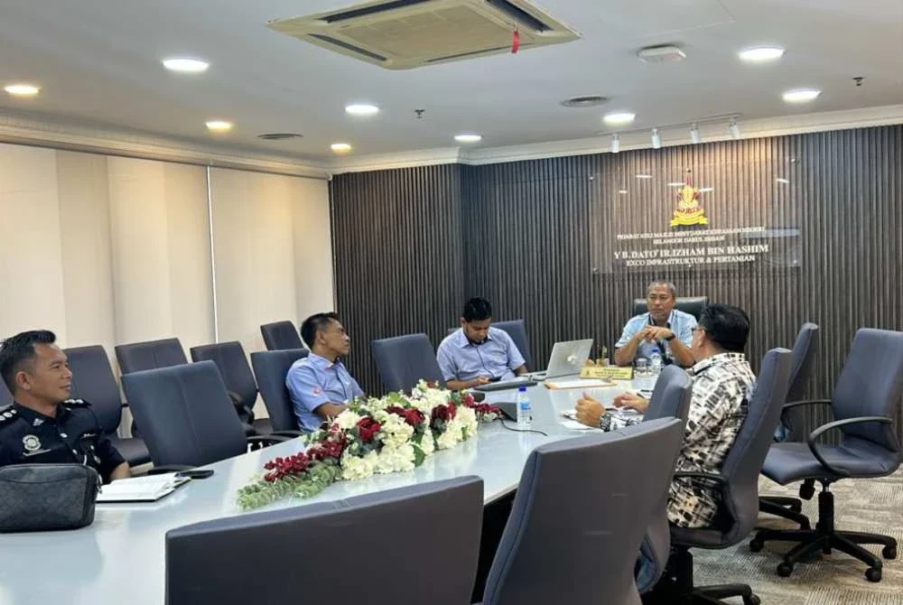 Zurkimin (dua dari kanan) mempengerusikan mesyuarat penyelarasan memancing Terbuka Selangor.