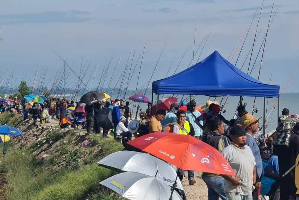 Pantai Kelanang yang kaya dengan pelbagai spesis ikan sering menjadi tumpuan pemancing.