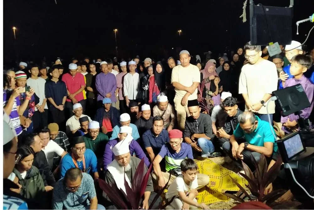 Suasana sayu menyelubungi Tanah Perkuburan Islam Meru Raya di sini selepas jenazah Allahyarham Cikgu E dikebumikan pada Selasa.