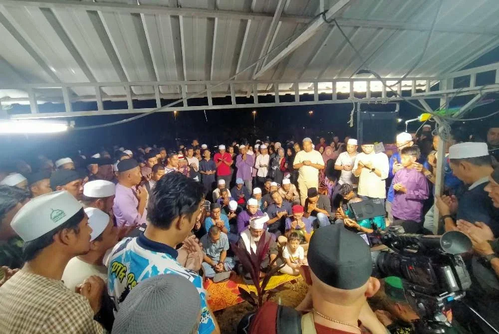 Orang ramai yang hadir memberikan penghormatan terakhir buat Allahyarham Cikgu E di Tanah Perkuburan Islam Meru Raya di sini pada Selasa.