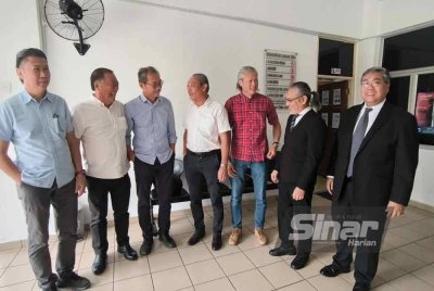 Mahkamah Tinggi Shah Alam mengekalkan keputusan membebaskan lima pengurusan tertinggi sebuah kilang daripada tuduhan melakukan khianat serta melepaskan bahan buangan berbahaya ke Sungai Gong, Rawang, lima tahun lalu.
