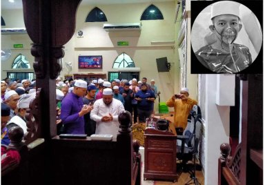 Nasrul Hakeem (dua, kanan) mengimamkan solat jenazah bapanya, Cikgu E (gambar kecil) di hadapan ribuan jemaah yang hadir di Masjid Al-Ansar Bandar Meru Raya di sini pada Selasa.