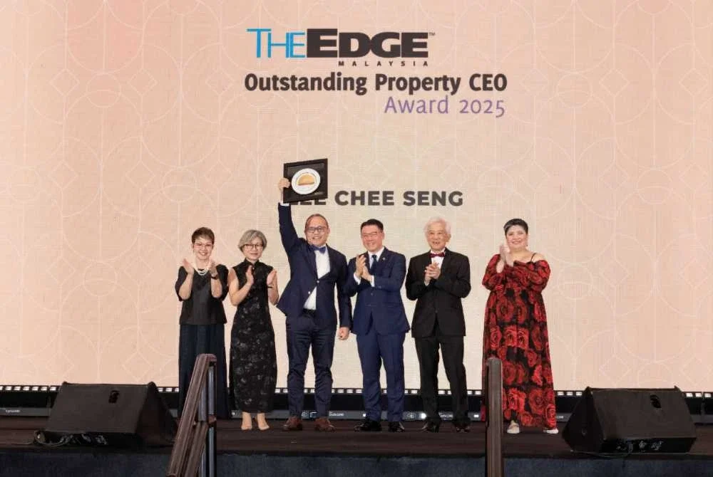 Chee Seng (tiga dari kiri) dinobatkan sebagai penerima Anugerah Ketua Pegawai Eksekutif Hartanah Cemerlang The Edge Malaysia 2025 yang disampaikan Menteri Perumahan dan Kerajaan Tempatan, Nga Kor Ming (tiga dari kanan).