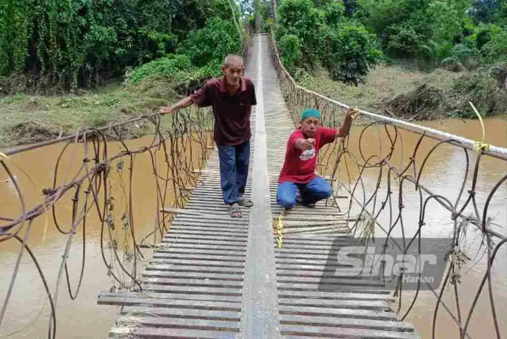 Jambatan usang berisiko dihanyutkan sekiranya banjir besar berulang.
