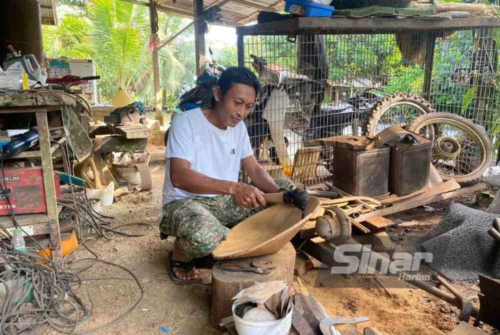 Selain kayu merbau, cengal turut digunakan untuk membuat dulang emas kerana tahan lasak.