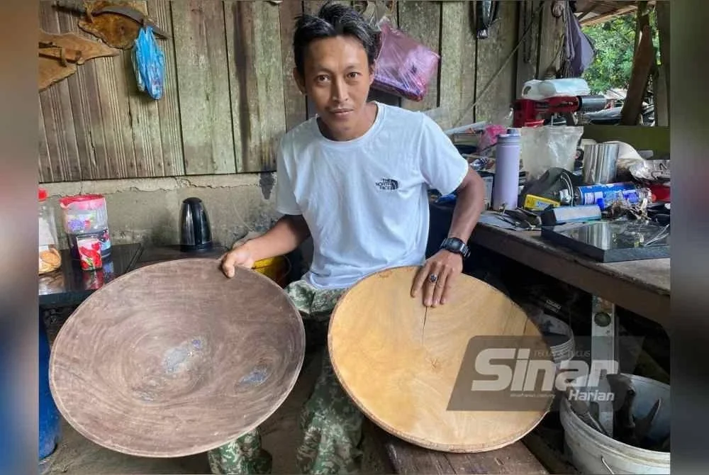 Nazri bersama dulang emas yang dihasilkannya, dijual dalam pelbagai saiz dengan harga antara RM180 hingga RM300.