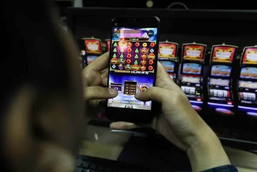 Soal judi online merupakan masalah besar dalam kalangan belia di mana-mana pun di dunia. Gambar hiasan