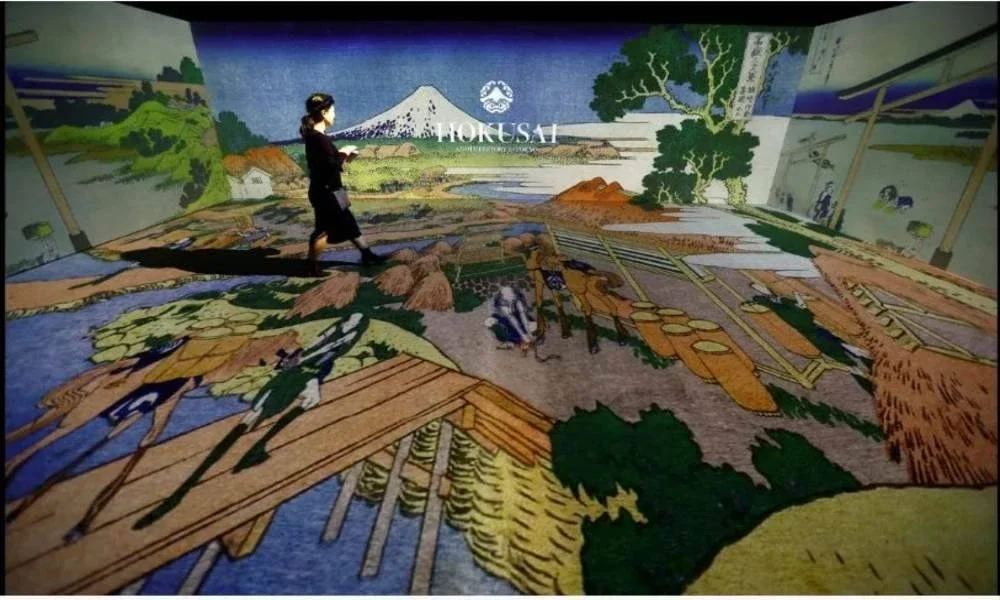 Seorang pengunjung menghadiri pameran yang menggunakan teknologi canggih untuk menghidupkan karya seniman ukiyo-e ikonik era samurai, Katsushika Hokusai. - Foto REUTERS