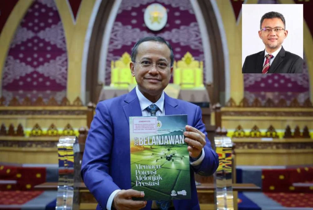 Ahmad Samsuri menunjukkan buku belanjawan kerajaan Terengganu pada Persidangan Dewan Undangan Negeri (DUN) Terengganu 2025 di Wisma Darul Iman. Foto Bernama (Gambar kecil: Hairul Azhar)