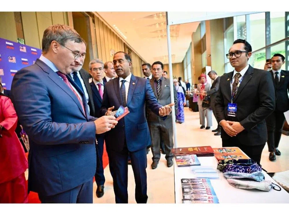 Valery dan Zambry semasa meninjau pameran oleh universiti-universiti yang diadakan sempena JC-ESTC keempat di Langkawi.