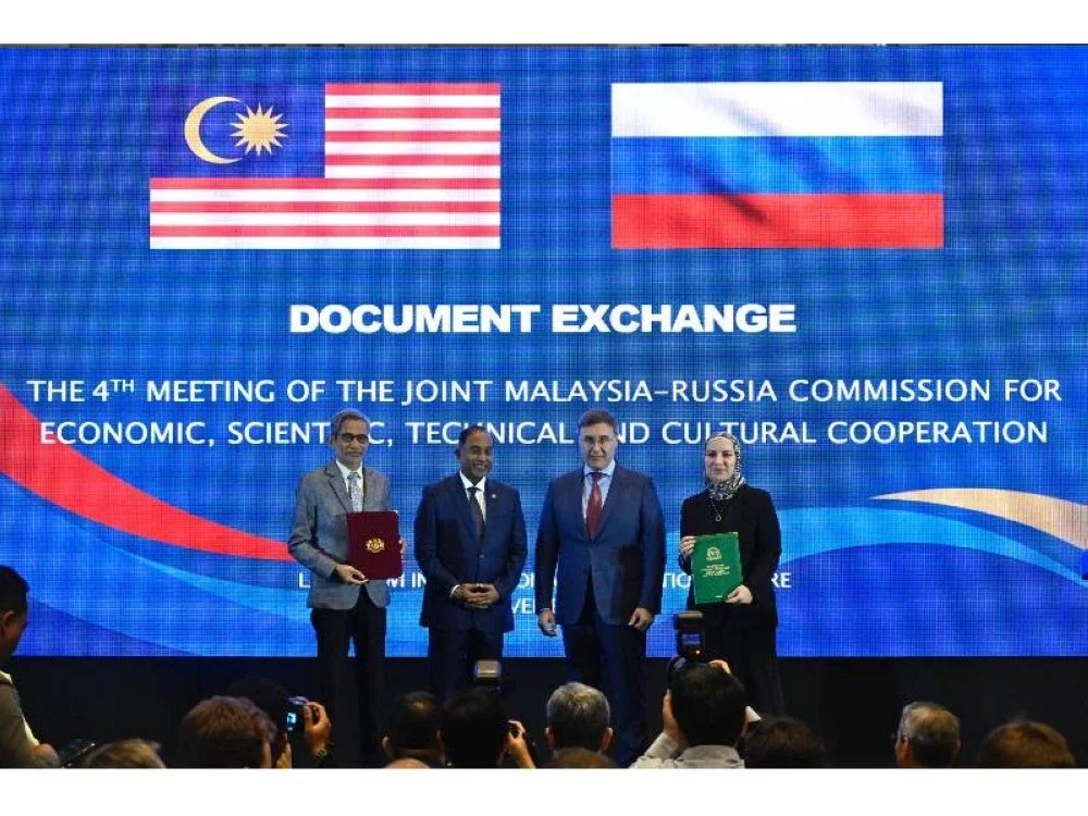 Menteri Pendidikan Tinggi, Datuk Seri Dr Zambry Abd Kadir (dua kiri) dan Sains dan Pendidikan Tinggi Rusia, Valery Falkov (dua kanan) menyaksikan pertukaran dokumen antara wakil dua negara sempena Mesyuarat Suruhanjaya Bersama Malaysia-Rusia bagi Kerjasama Ekonomi, Saintifik, Teknologi dan Kebudayaan (JC-ESTC) keempat yang berlangsung di sini pada Selasa.