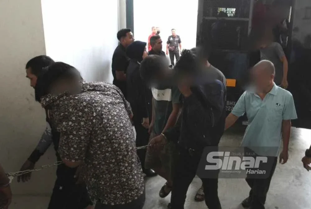 Seramai 13 individu yang dipercayai menyertai perhimpunan di hadapan Istana Negeri, Kubang Kerian, Kota Bharu pada Selasa direman empat hari.