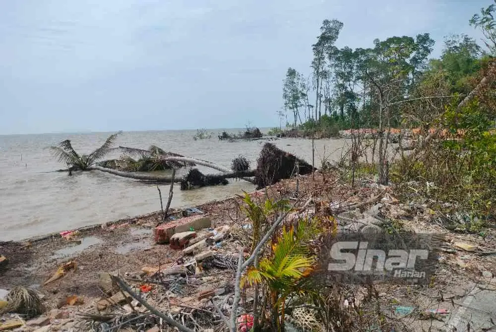 Keadaan pesisir pantai Rimba Terjun yang berdepan hakisan.
