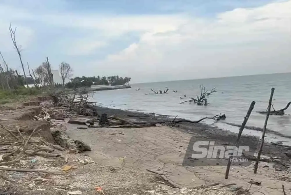 Benteng penahan ombak perlu dibina segera bagi mengurangkan hakisan pantai yang berlaku.