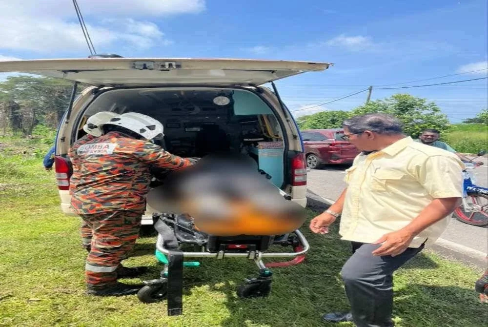 Mangsa diserahkan kepada pasukan perubatan untuk dihantar ke hospital bagi rawatan lanjut. Foto: JBPM Pulau Pinang