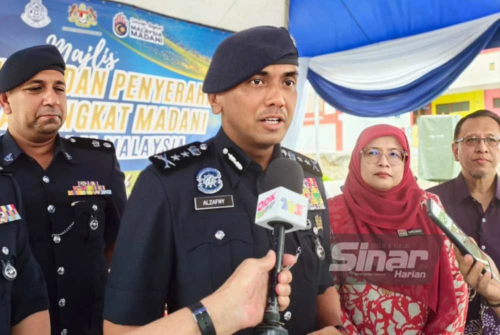 Alzafny ketika ditemui pemberita selepas majlis Peluncuran dan Penyerahan Sekolah Angkat Madani di Sekolah Kebangsaan Ampang Tinggi pada Rabu.